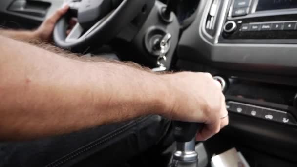 Manliga handen håller växellåda. Föraren växlar manuell växellåda i bilen. Människan åker med bil. Närbild — Stockvideo