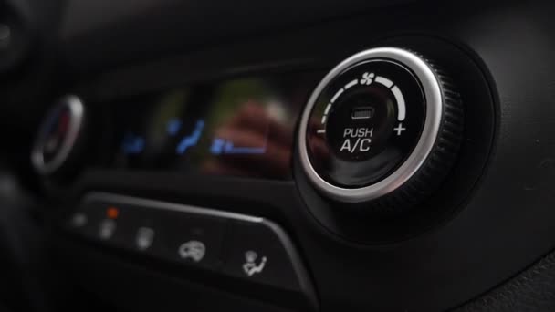 Κοντινό πλάνο του πατώντας ένα κουμπί για να ενεργοποιήσετε το κλιματιστικό σε ένα αυτοκίνητο. Το αντρικό χέρι γυρίζει το κουμπί. — Αρχείο Βίντεο