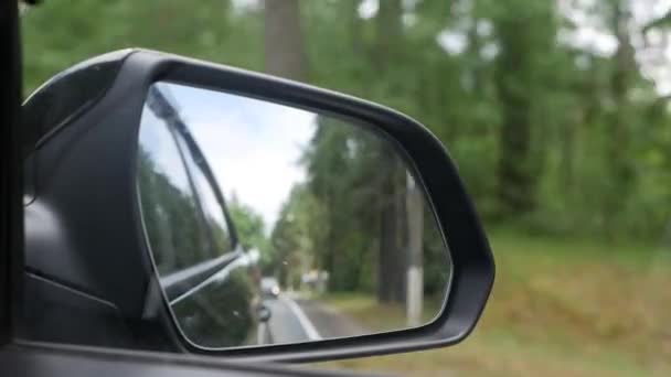 バックミラーを田舎道の車のドライブとして見る — ストック動画
