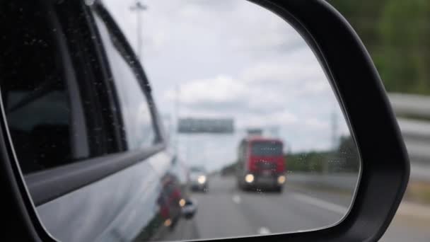 Vedeți oglinda retrovizoare în timp ce mașina conduce pe drumul de țară — Videoclip de stoc