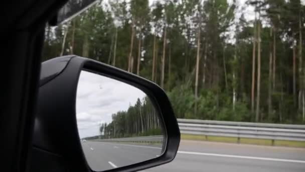 Obejrzyj lusterko wsteczne, gdy samochód jeździ po wiejskiej drodze — Wideo stockowe