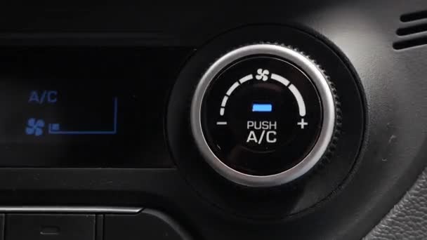 Detailní záběr stisknutí tlačítka pro vypnutí klimatizace v autě. Mužská ruka otočí knoflíkem — Stock video