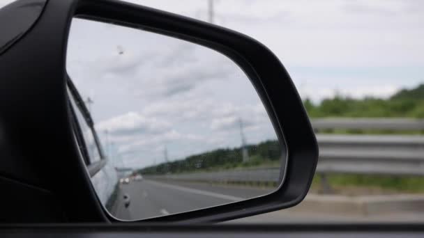 Blick aus dem Rückspiegel, als Auto auf Landstraße fährt — Stockvideo