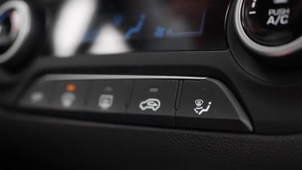 Gros plan sur le bouton pour changer le mode de fonctionnement du climatiseur dans une voiture. La main des hommes tourne le bouton et ajuste le confort dans la voiture — Video