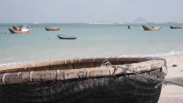 Traditional Vietnamese round boat on sandy beach in fishing village at sea background. Fishing ship and symbol of culture — Stock Video