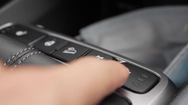 Włączanie podgrzewanych siedzeń samochodu poprzez naciśnięcie przycisków. Podgrzewany deska rozdzielcza siedzenia w samochodzie — Wideo stockowe
