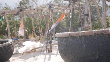 Balıkçı köyündeki kumlu sahilde geleneksel Vietnamlı yuvarlak teknesi. Balıkçı gemisi ve kültür sembolü