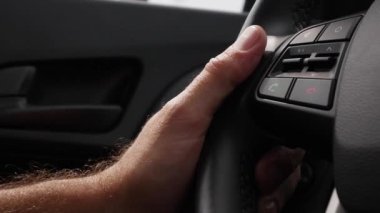 Arabasını süren adam. Tatilde araba kullanmak. Erkek el direksiyonda, yakın plan.