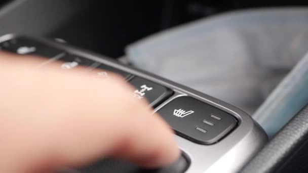 ボタンを押すことで車のシートをONにします。車のシートダッシュボードを加熱 — ストック動画