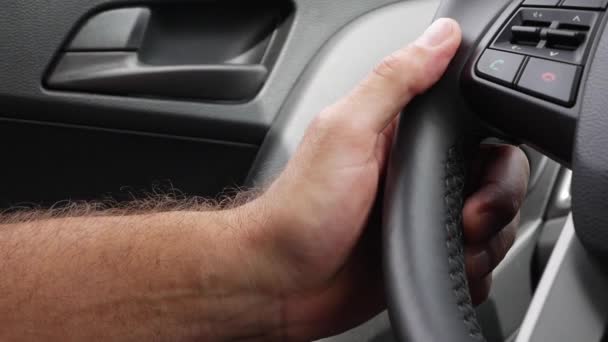 車を運転してる。休日に車を運転する。ハンドルを閉じる上で男性の手 — ストック動画