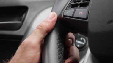 Arabasını süren adam. Tatilde araba kullanmak. Erkek el direksiyonda, yakın plan.