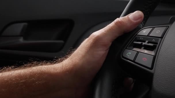 Um homem a conduzir o carro. Condução de carro de férias. Mão masculina no volante close-up — Vídeo de Stock