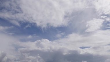 Mavi gökyüzü beyaz bulutlar. Kabarık beyaz bulutlar. Kümülüs bulutu zaman çizelgesi. Yaz mavisi gökyüzü zaman aşımı. Dramatik muhteşem mavi gökyüzü. Yumuşak beyaz bulutlar oluşur. Zaman aşımı arkaplanını bulutlandırır