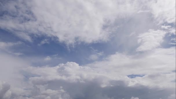 Cerul albastru nori albi. Nori albi pufoşi pufoşi. Cumulus cloud scape timelapse. Timpul de vară albastru al cerului se scurge. Dramatic maiestuos cer albastru uimitor. Se formează nori albi moi. Nori de timp se scurge fundal — Videoclip de stoc