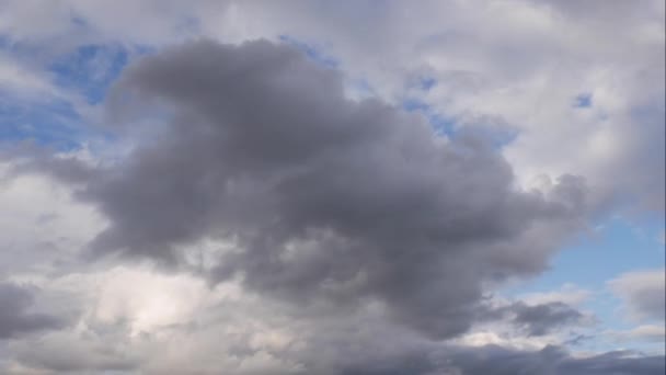 Timelapse Cielo y nube negra. Nubes de tormenta gris oscuro. Cielo dramático. iluminación en la oscuridad tormentosa nublado. Hermosa naturaleza tiempo lapso nubes de tormenta al atardecer. Tiempo horrible — Vídeos de Stock