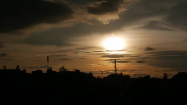 Zonsondergang boven de stad in de bergen. Dramatische majestueuze verbazingwekkende hemel en de wolken in de stralen van de zon. Wolken time lapse achtergrond — Stockvideo