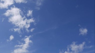 Mavi gökyüzü beyaz bulutlar. Kabarık beyaz bulutlar. Kümülüs bulutu zaman çizelgesi. Yaz mavisi gökyüzü zaman aşımı. Dramatik muhteşem mavi gökyüzü. Yumuşak beyaz bulutlar oluşur. Zaman aşımı arkaplanını bulutlandırır