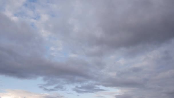 Timelapse Ciel et nuage noir. Nuages de tempête gris foncé. Ciel dramatique. éclairage dans un nuage sombre et orageux. Belle nature temps lapse nuages orage à l'heure du coucher du soleil. Temps horrible — Video