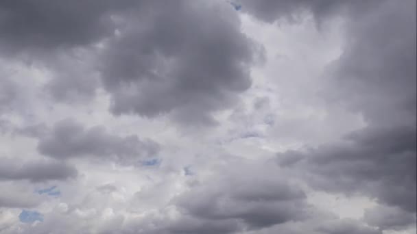 Timelapse Cielo y nube negra. Nubes de tormenta gris oscuro. Cielo dramático. iluminación en la oscuridad tormentosa nublado. Hermosa naturaleza tiempo lapso nubes de tormenta al atardecer. Tiempo horrible — Vídeo de stock