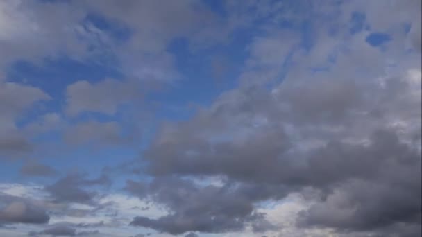 Timelapse Cielo y nube negra. Nubes de tormenta gris oscuro. Cielo dramático. iluminación en la oscuridad tormentosa nublado. Hermosa naturaleza tiempo lapso nubes de tormenta al atardecer. Tiempo horrible — Vídeo de stock