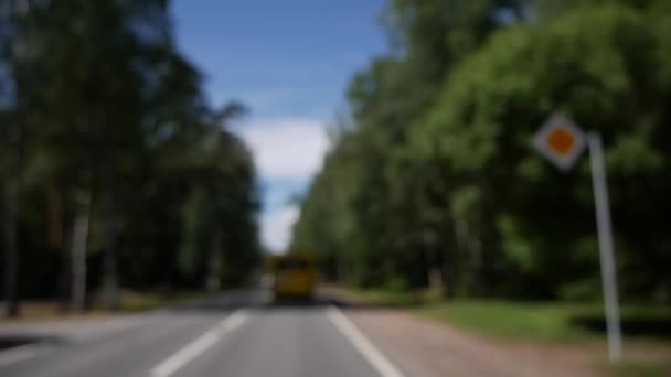 Împușcat deconcentrat de conducere a mașinii de-a lungul drumului de țară la ora de vară. Din focalizare . — Videoclip de stoc