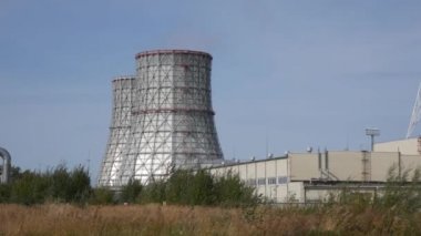 CHP veya termoelektrik santralinin soğutma kuleleri. Ekoloji kavramı, çevre koruma.