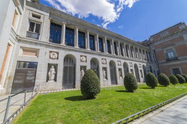 Madrid, İspanya - 15 Mayıs 2018: Giriş El Prado Müzesi Velazquez bir heykel ile