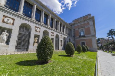 Madrid, İspanya - 15 Mayıs 2018: Giriş El Prado Müzesi Velazquez bir heykel ile