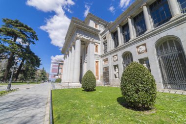 Madrid, İspanya - 15 Mayıs 2018: Giriş El Prado Müzesi Velazquez bir heykel ile