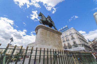Madrid, İspanya - 15 Mayıs 2018: Carlos III Puerta del Sol Madrid, İspanya, atlı heykeli