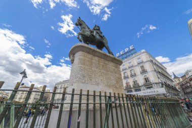 Madrid, İspanya - 15 Mayıs 2018: Carlos III Puerta del Sol Madrid, İspanya, atlı heykeli