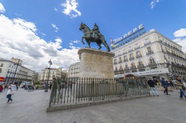 Madrid, İspanya - 15 Mayıs 2018: Carlos III Puerta del Sol Madrid, İspanya, atlı heykeli