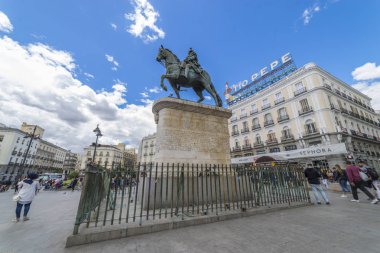 Madrid, İspanya - 15 Mayıs 2018: Carlos III Puerta del Sol Madrid, İspanya, atlı heykeli