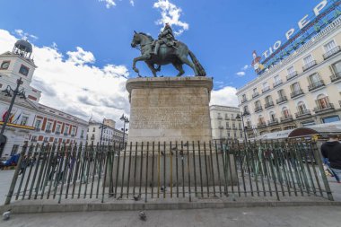 Madrid, İspanya - 15 Mayıs 2018: Carlos III Puerta del Sol Madrid, İspanya, atlı heykeli