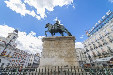 Madrid, İspanya - 15 Mayıs 2018: Carlos III Puerta del Sol Madrid, İspanya, atlı heykeli