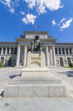 Madrid, İspanya - 15 Mayıs 2018: Giriş El Prado Müzesi Velazquez bir heykel ile