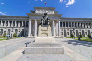 Madrid, İspanya - 15 Mayıs 2018: Giriş El Prado Müzesi Velazquez bir heykel ile