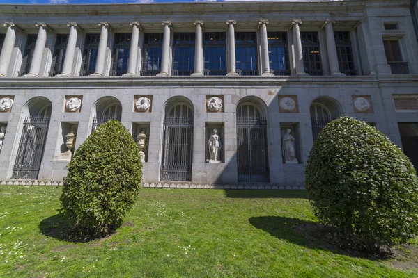 西班牙马德里 2018年5月15日 普拉多博物馆入口处有一尊贝拉斯克斯雕像 — 图库照片