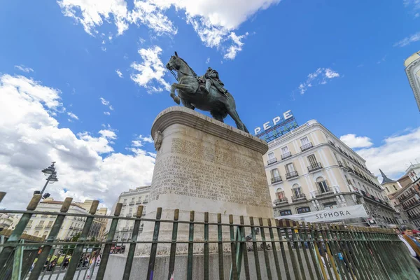 Madrid, İspanya - 15 Mayıs 2018: Carlos III Puerta del Sol Madrid, İspanya, atlı heykeli