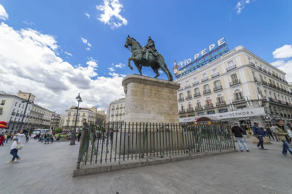 Madrid, İspanya - 15 Mayıs 2018: Carlos III Puerta del Sol Madrid, İspanya, atlı heykeli