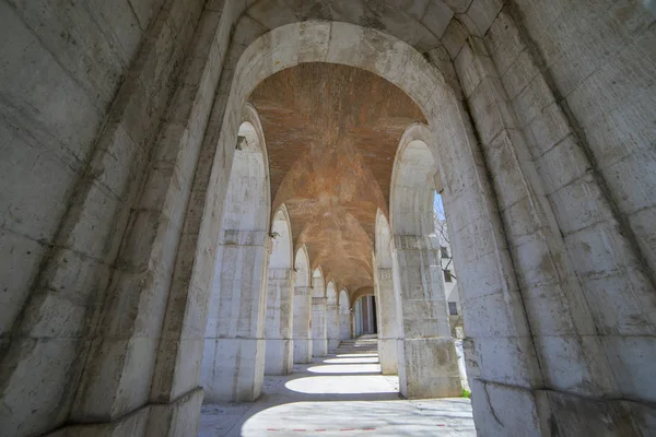 通过老弧形 建筑学 阿兰胡埃斯的宫殿 现今博物馆 第十八世纪纪念碑 皇家住所西班牙 — 图库照片