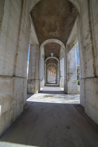 通过旧的弧形 阿兰胡埃斯的宫殿 现今博物馆 第十八世纪纪念碑 皇家住所西班牙 — 图库照片