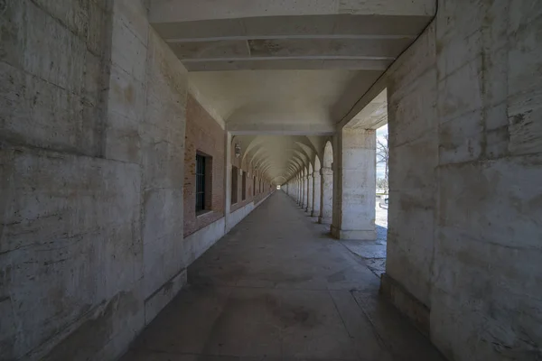 古い円弧 アーキテクチャを通路します アランフエスの宮殿 博物館今日 スペインの王室の住居の記念碑の光景 — ストック写真