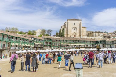 Chinchon. Madrid, 14 Nisan 2017. İspanya. Ortaçağ market, Plaza de Chinchon nerede pazar geliştirilen