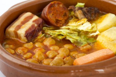 Cocido de Madrid, geleneksel İspanyol Nohut ile çanağı. et, sasuages ve tipik bir tabak üzerinde beyaz izole sebze