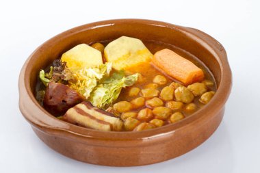 Cocido de Madrid, geleneksel İspanyol Nohut ile çanağı. et, sasuages ve tipik bir tabak üzerinde beyaz izole sebze
