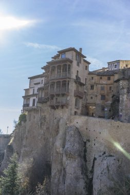 Cuenca, İspanya, 11 Aralık 2016 - Cuenca, İspanya Casa Colgadas bir uçurumun kenarında kurulmuştur