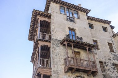 Cuenca, İspanya, 11 Aralık 2016 - Cuenca, İspanya Casa Colgadas bir uçurumun kenarında kurulmuştur