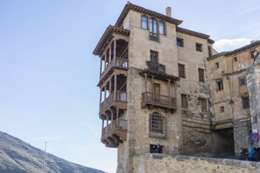 Cuenca, İspanya, 11 Aralık 2016 - Cuenca, İspanya Casa Colgadas bir uçurumun kenarında kurulmuştur