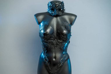 Cadı. Siyah elbise ile kask büyük karanlık boynuz. metal ve korse rhinestones ve dantel